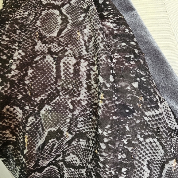 Tahari Rosalyn Gray Sleeveless Blouse Snake Print Velvet Trim Women's Large - Picture 4 of 13
